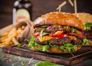 Saftiger Burger mit Pommes Ein saftiger Burger mit Pommes.