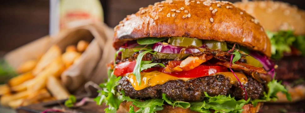 Ein saftiger Burger mit Pommes.