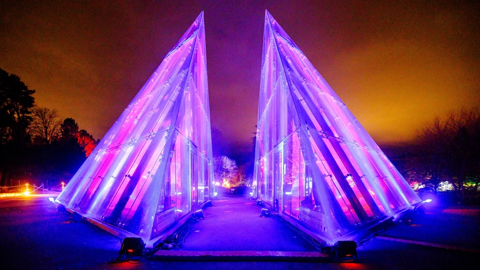 Zwei beleuchtete Spitzen des Gewächshauses im Loki Schmidt Garten