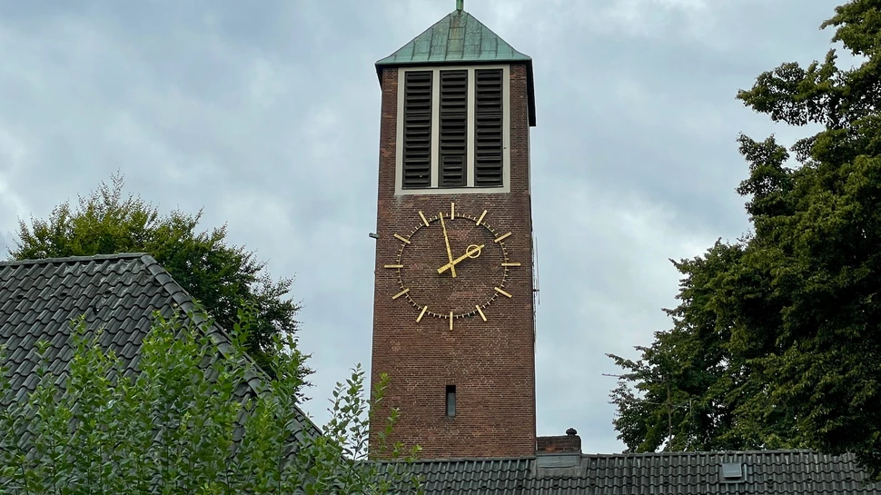 rot gemauerter Turm der Auferstehungskirche Lurup