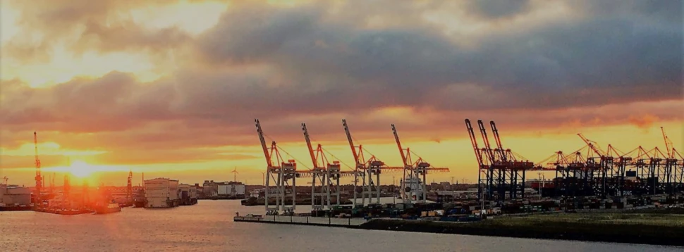 Morgensonne im Hafen Hamburg, © Britta Müller