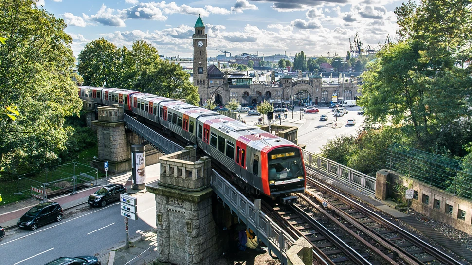 U-Bahn fährt über eine Brücke mit den Landungsbrücken im Hintergrund