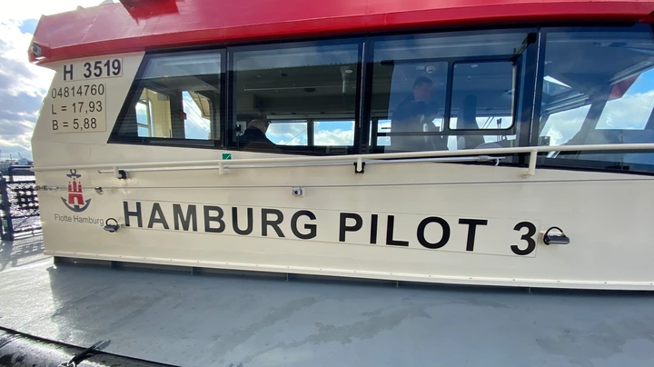 Galerie-Bild 1: Lotsenversetzschiff "Pilot Hamburg 3" im Hamburger Hafen, © hamburg-magazin.de