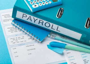 Payroll Ordner liegt auf einer Gehaltsabrechnung