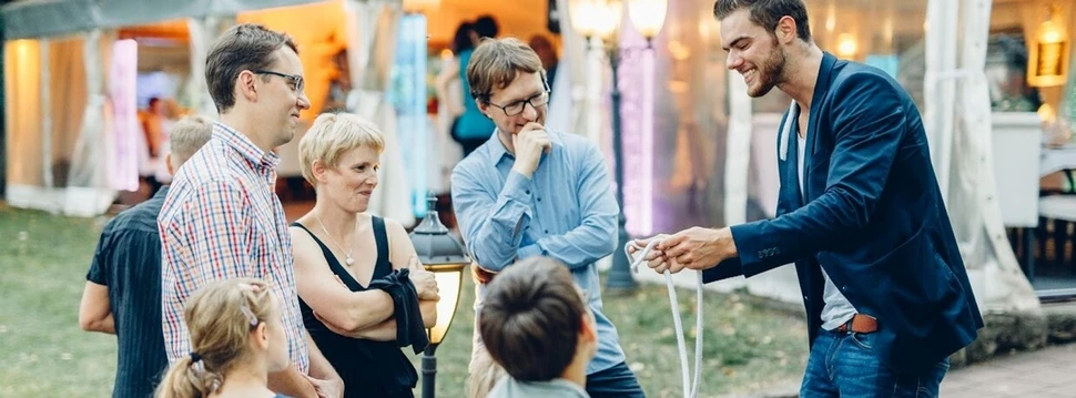 Mehr-als-Hokuspokus-Wie-ein-Zauberer-Ihr-Event-in-Hamburg-unvergesslich-macht