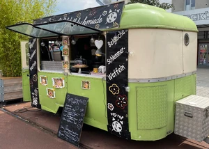Grüner Foodtruck für Waffeln auf dem Spielbudenplatz