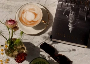 Kaffee und Buch, © kapiteldrei-hamburg.de