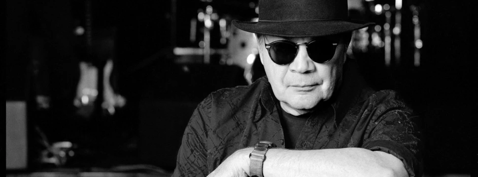 schwarz-weiß Foto des Sängers Mitch Ryder mit Sonnenbrille und Mütze