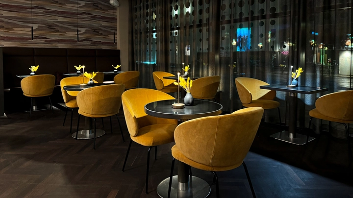 Galerie-Bild 3: Interieur der Bar ONE im Onyx: gelbe Cocktailsessel, schwarze Tische mit dezenter Beleuchtung