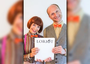 Barbara Stieg und Jens Raygrotzki, die zusammen eine LORIOT-Leseheft in den Händen halten