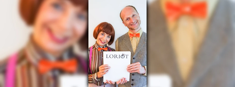 Barbara Stieg und Jens Raygrotzki, die zusammen eine LORIOT-Leseheft in den Händen halten