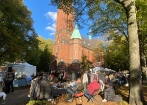Aufgebaute Stände beim Flohmarkt Immenhof vor der alten Backsteinkirche St. Gertrud