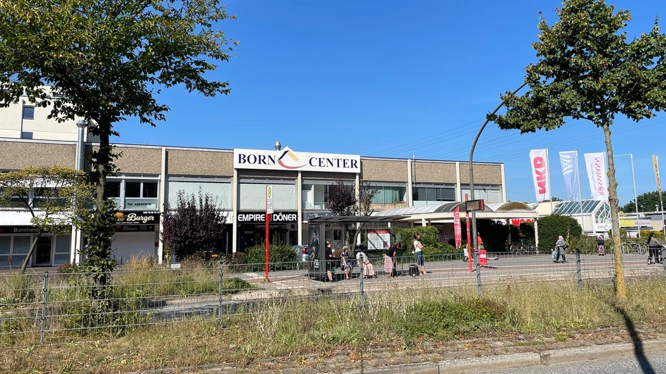 Außenansicht Born Center, davor eine Bushaltestelle