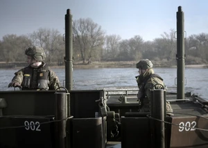 Das Panzerpionierbataillon 803 bei einer Übung auf der Elbe