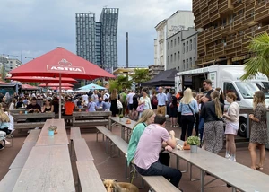 Menschen kaufen Essen auf einem Straßenfest