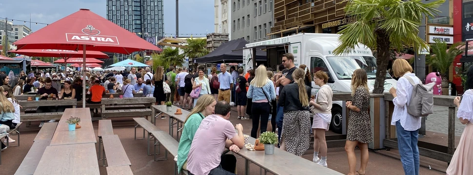 Menschen kaufen Essen auf einem Straßenfest