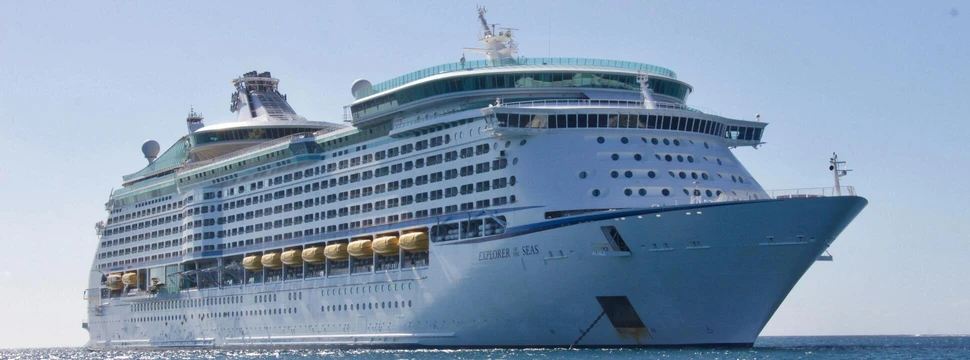 Ein großes weißes Schiff auf dem blauen Meer und mit blauem Horizont im Hintergrund
