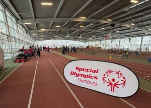 Special Olympics Hamburg "Lauf dich fit"-Event mit Teilnehmern in der Mehrsporthalle auf der Bahn mit dem Logo von Special Olympics