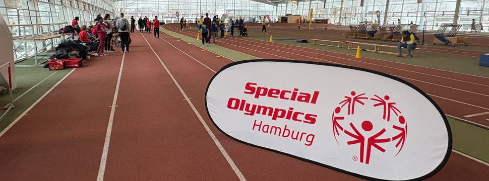 Special Olympics Hamburg "Lauf dich fit"-Event mit Teilnehmern in der Mehrsporthalle auf der Bahn mit dem Logo von Special Olympics