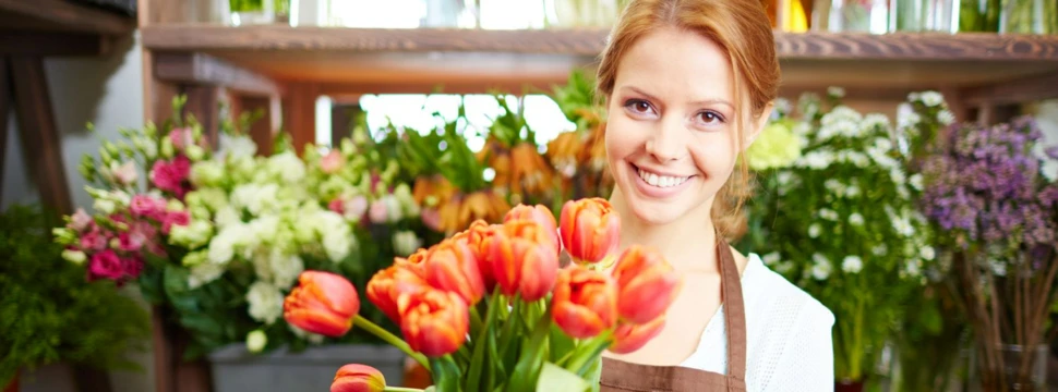 Floristin im Blumenladen, © iStock.com / shironosov