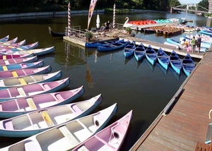Blick auf die unterschiedlichen Boote der Bootsvermietung "Zur Gondel"