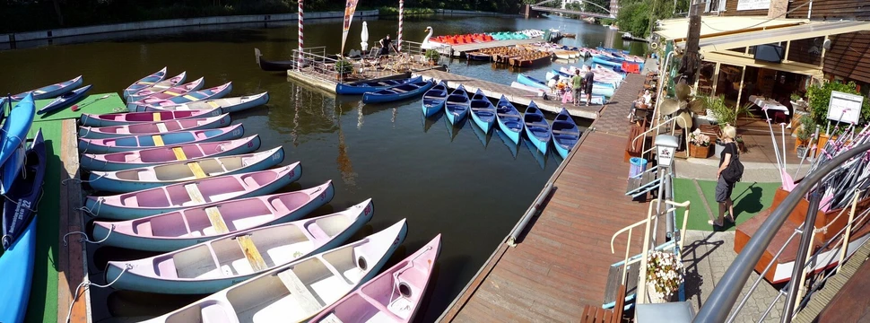 Blick auf die unterschiedlichen Boote der Bootsvermietung "Zur Gondel"