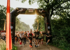 Läufer am Startbogen bei einer Laufveranstaltung