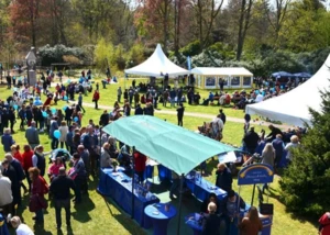 Tag der offenen Tür mit Besuchern und Zelten auf einer Wiese