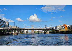 Wir unterqueren die Baakenhafenbrücke