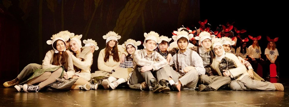 Jugendliche in Tierkostümen auf einer Bühne