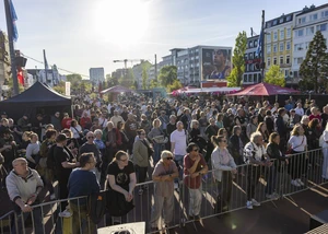 Besucher vor einer Bühne auf dem Spielbudenplatz