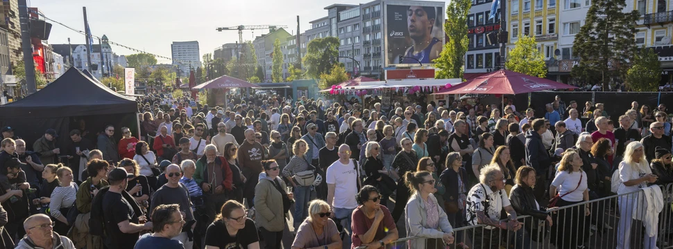 Besucher vor einer Bühne auf dem Spielbudenplatz