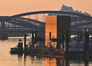 Café Entenwerder Ponton an der Elbe