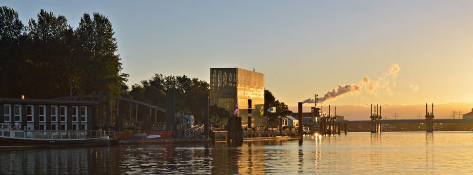 Café Entenwerder Ponton an der Elbe