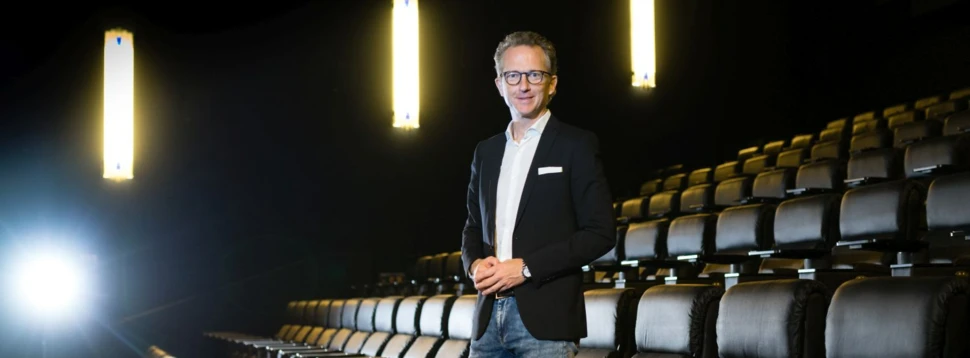 Frank Thomsen vor den neuen Recliner Sitzen im CinemaxX Kino, Pressefoto