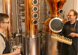 Brennraum mit 2 Mitarbeitern der Brennerei Elmendorf