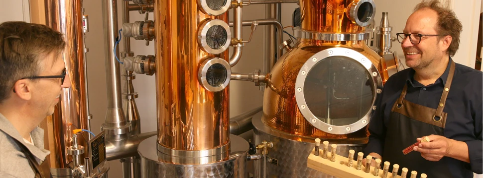 Brennraum mit 2 Mitarbeitern der Brennerei Elmendorf
