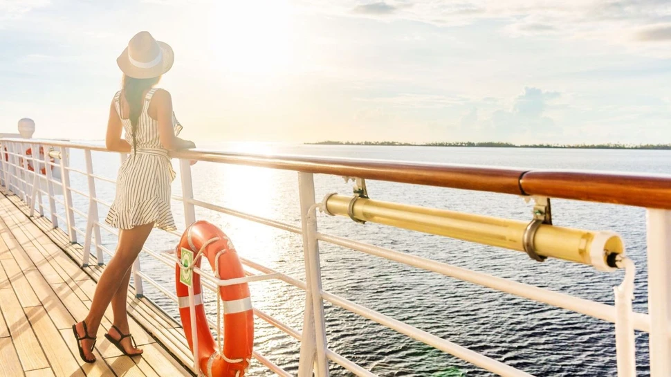 Frau an der Schiffsreling Frau an der Schiffsreling, © Adobe Stock / Maridav