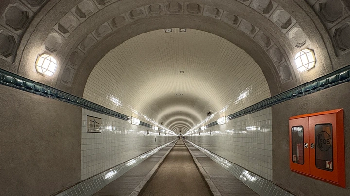 Galerie-Bild 3: Blick in die Röhre des Alten Elbtunnels