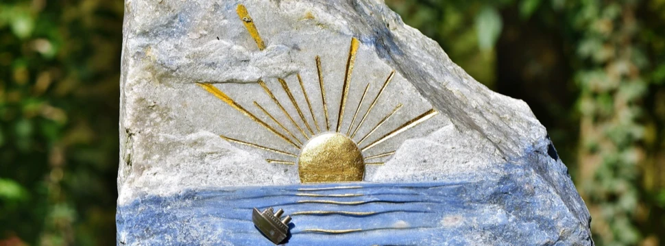 Grabstein mit Sonne und Meer, © Ralph / pixabay.com