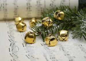 Notenblätter mit Tannenzweigen und Glocken