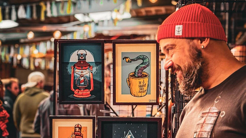 Gazpod steht vor seinen Kunstwerken