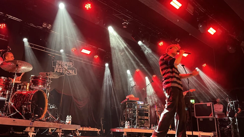 Sänger mit Band auf einer Bühne beim Reeperbahn Festival