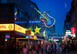 Blick in die Straße Große Freiheit auf der Reeperbahn mit Leuchtreklame und vielen Menschen