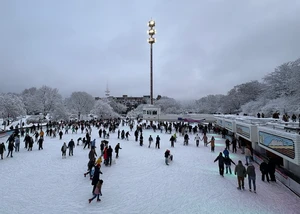 Familien beim Schlittschuhlaufen in der EisArena Planten un Blomen