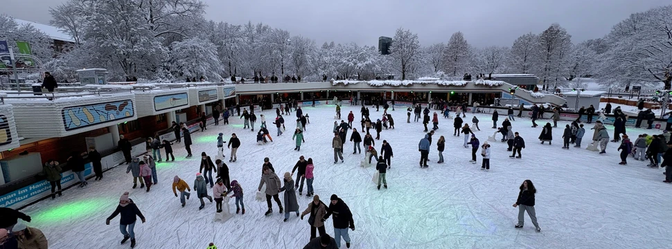 Familien beim Schlittschuhlaufen in der EisArena Planten un Blomen