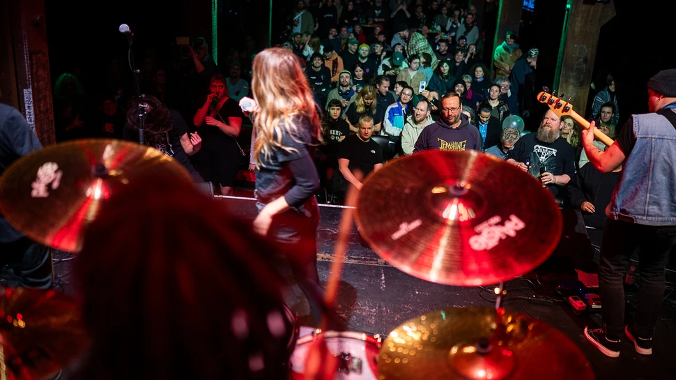 Blick von der Bühne über die Köpfe der Musiker ins Publikum