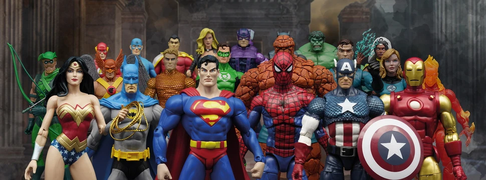Verschiedene Superhelden als Spielfiguren: von Wonderwomen bis Batman