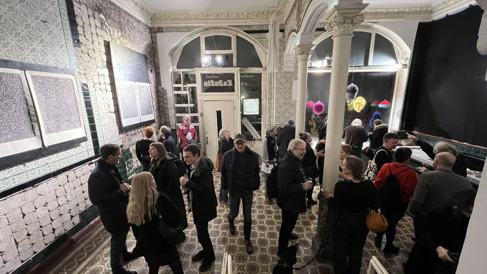 Besucher in der xpon-art gallery bei einer Ausstellung