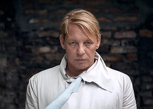 Ben Becker vor einer Steinmauer